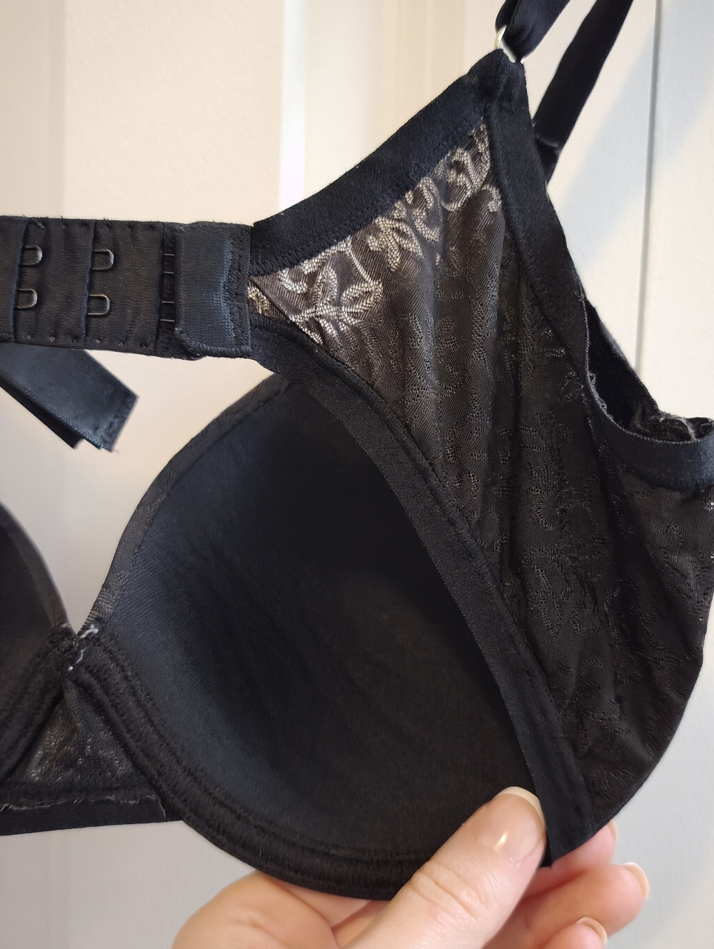 2 Natori Bras For $8 Black And Nude Lace - Picture 7 of 16